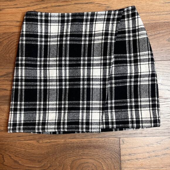 Hollister Dresses & Skirts - Wool Plaid Crossover Black and White Hollister Women's Mini‎ Skirt Size Medium